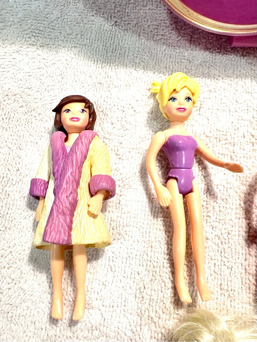 Vintage 7- Assorted Polly Pocket  dolls with case